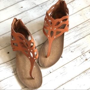 Perforated thong wedges sandal